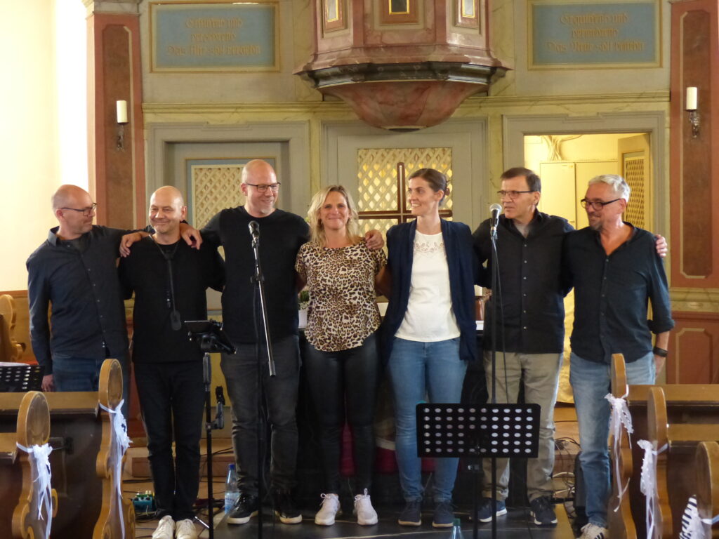 Alle 7 Bandmitglieder stehen zusammen